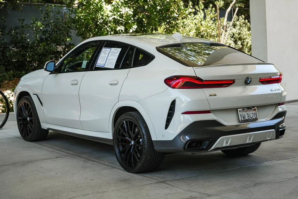 Used 2022 White BMW M50i image 4