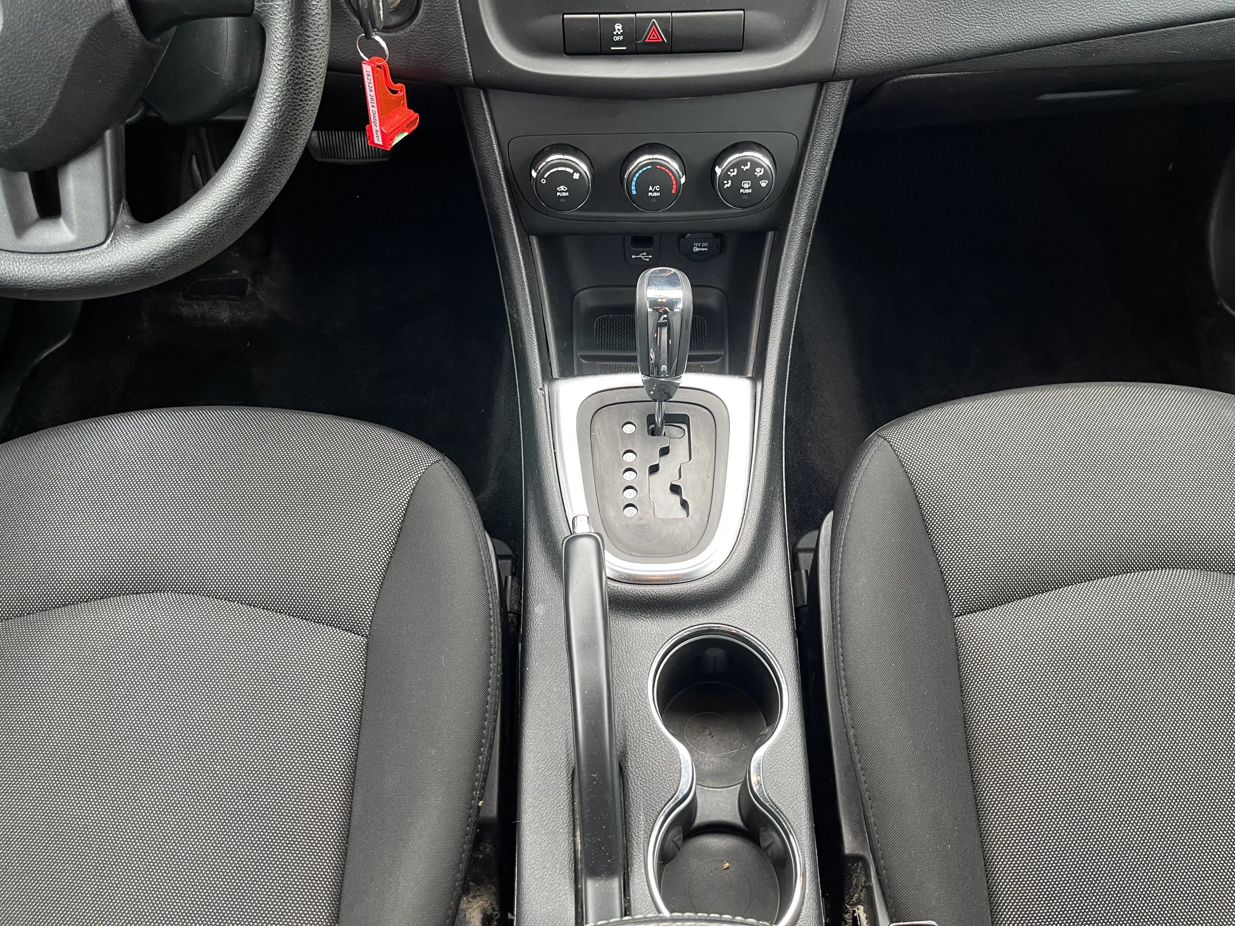 Used 2014 Bright White Clearcoat Dodge SE image 16