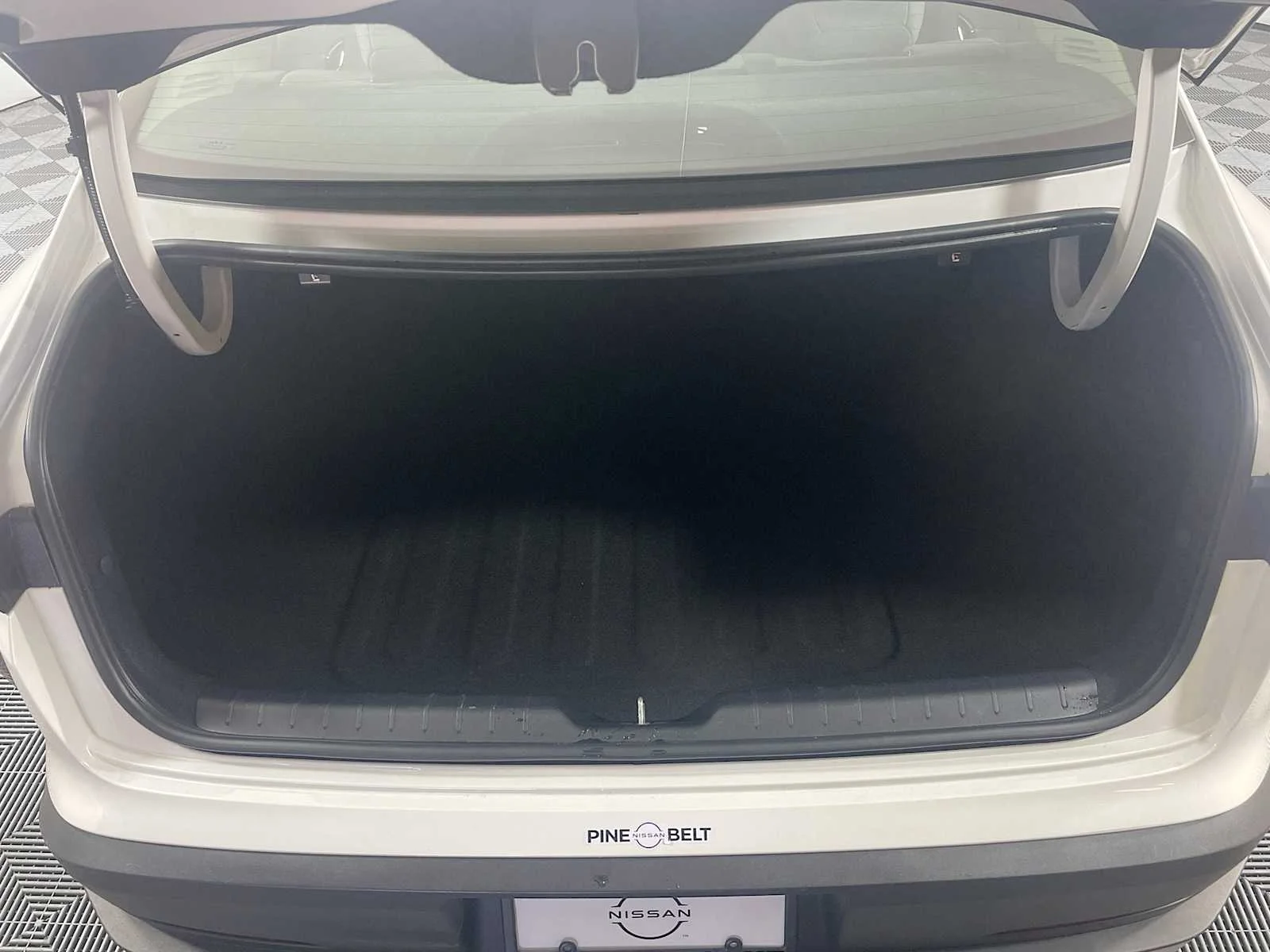 Used 2025 Snow White Pearl Kia EX image 22