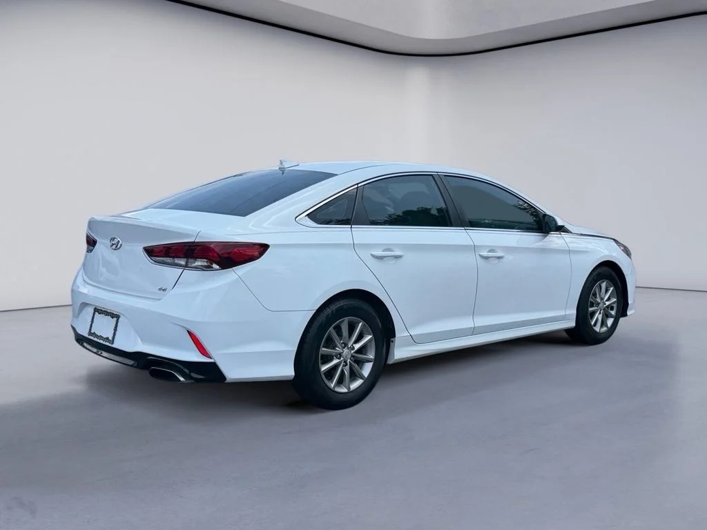Used 2018 Quartz White Pearl Hyundai SE image 5