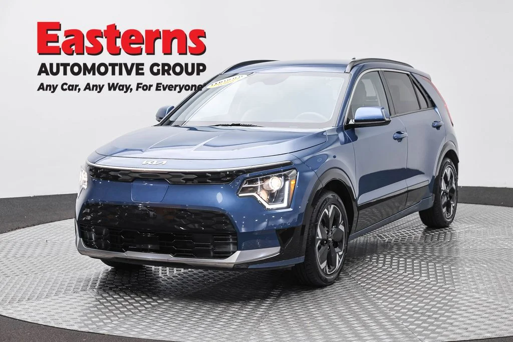 Used 2023 Blue Kia Wind image 1