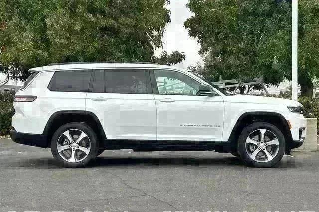 New 2025 Bright White Clear-Coat Exterior Paint Jeep Limited image 3