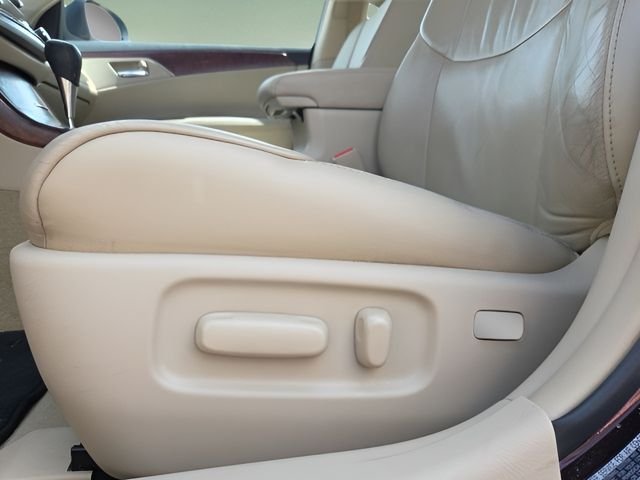 Used 2011 Red Toyota Base image 17