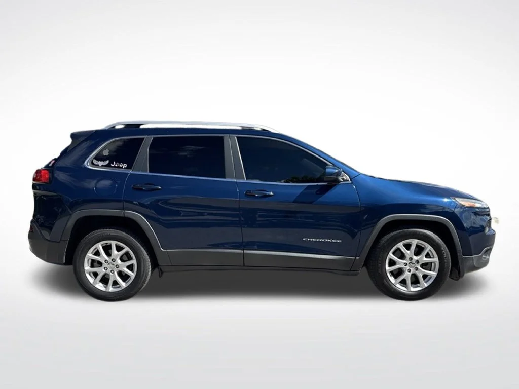 Certified Used 2018 Patriot Blue Pearlcoat Jeep Latitude image 4