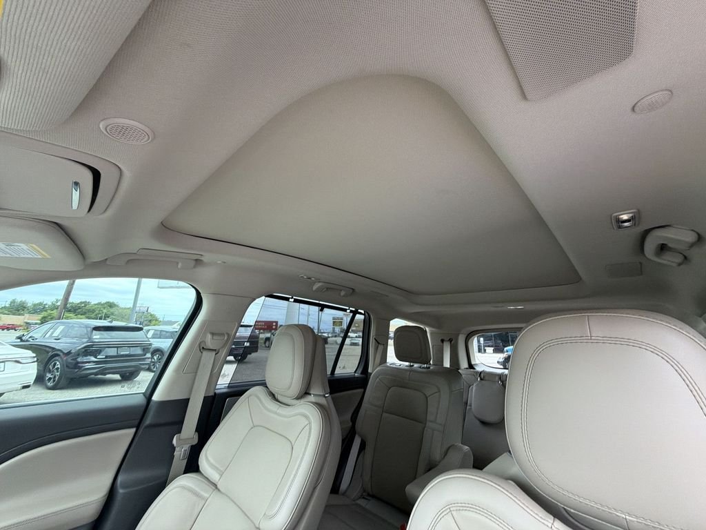 Used 2023 White Lincoln Reserve image 22