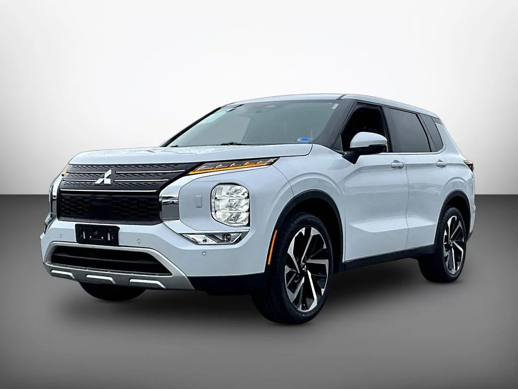 Used 2023  Mitsubishi SE image 3