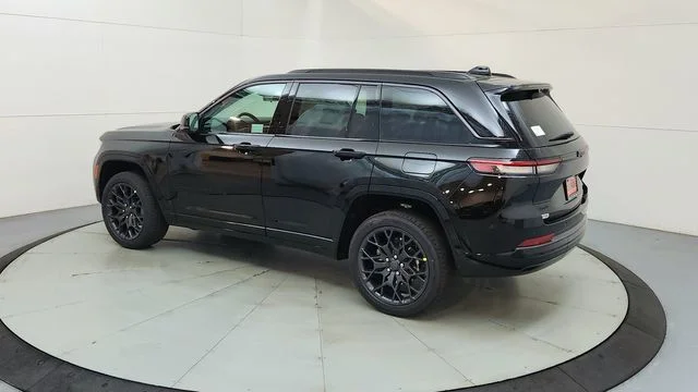 New 2026 Diamond Black Crystal Pearl-Coat Exterior Paint Jeep Summit image 7