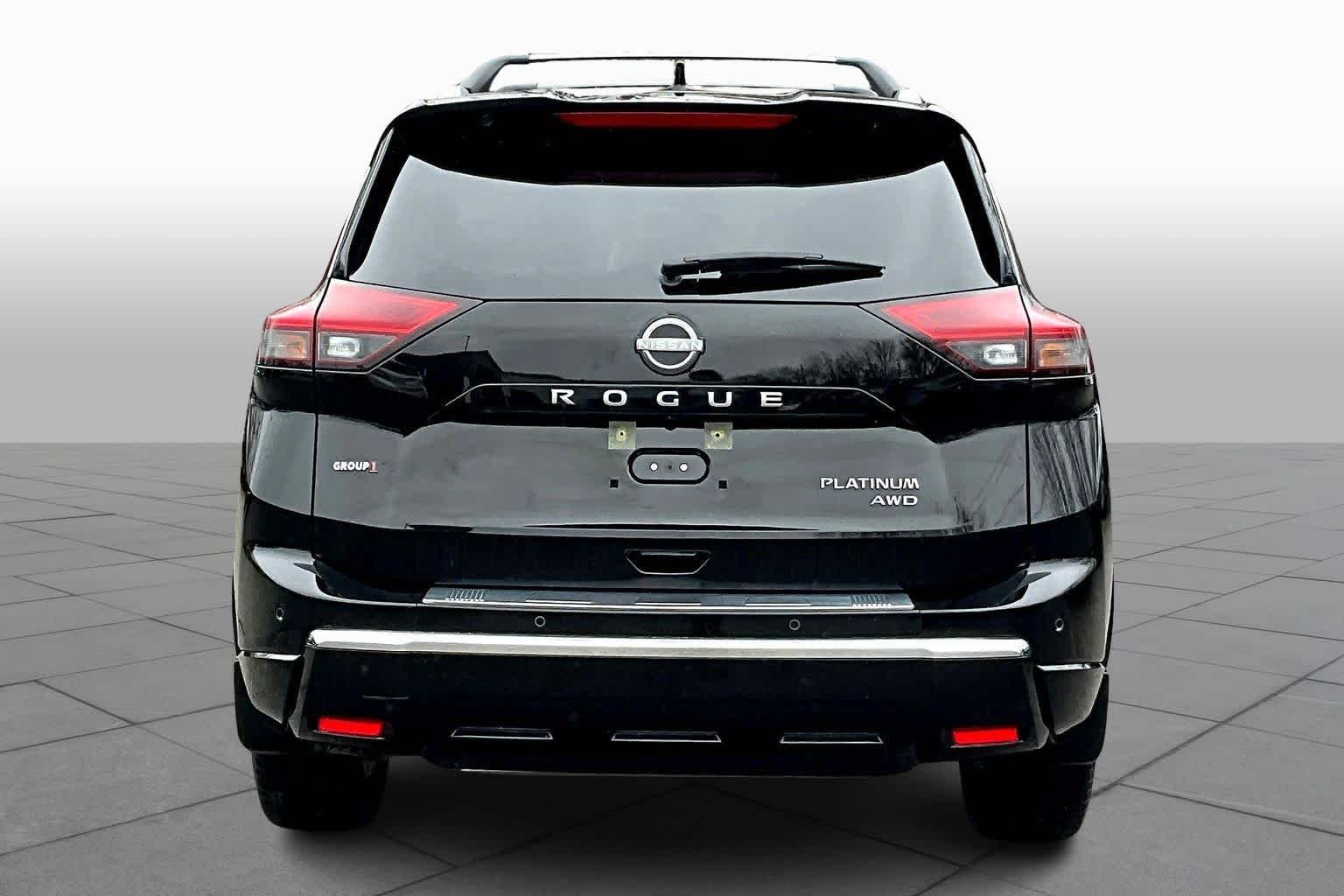 Used 2025 Super Black Nissan Platinum image 9