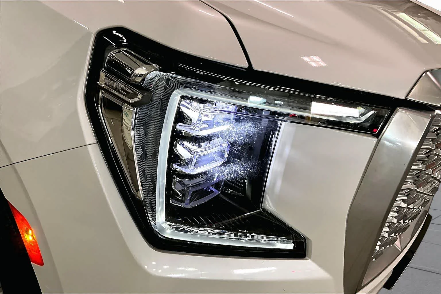 Used 2024 White Frost Tricoat GMC Denali image 27