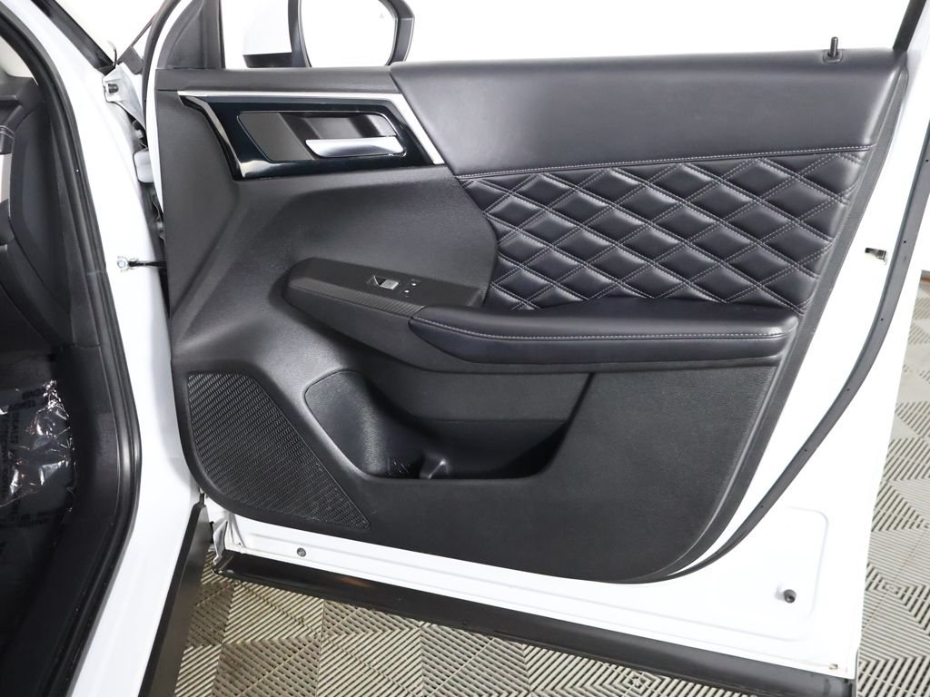 Used 2022 White Mitsubishi SEL image 26