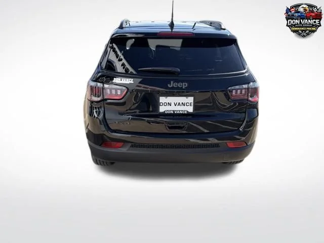 New 2026 Diamond Black Crystal Pearlcoat Jeep Latitude image 4