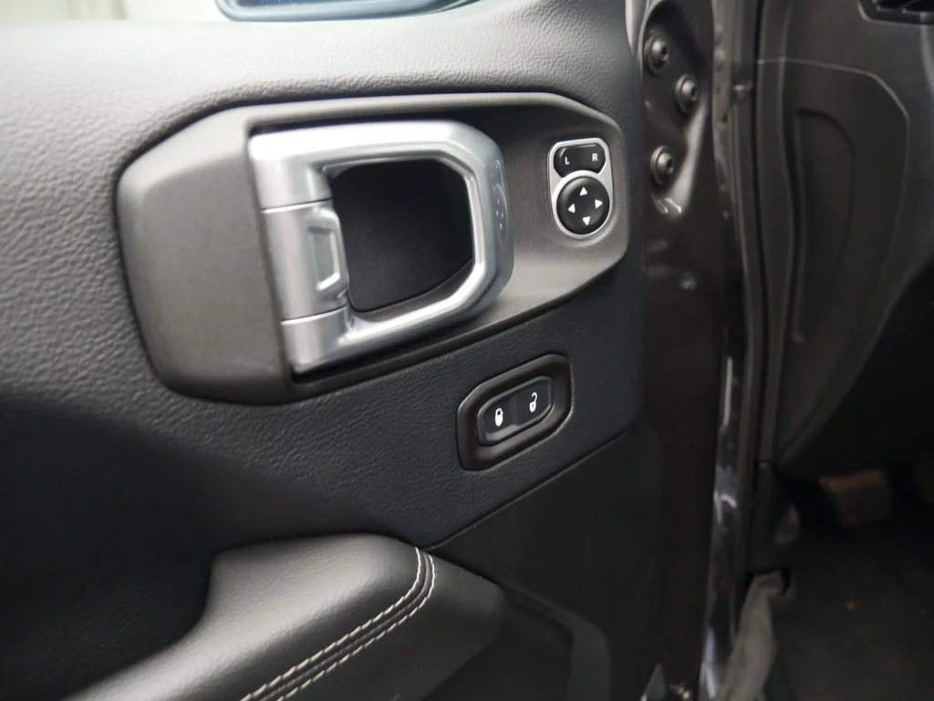 Used 2018 Crystal Metallic Jeep Unlimited Sahara image 15