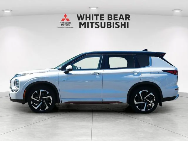 Used 2023 White Diamond/Black Roof Mitsubishi SE image 3