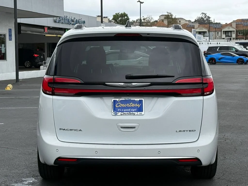 Used 2023 White Chrysler Limited image 8