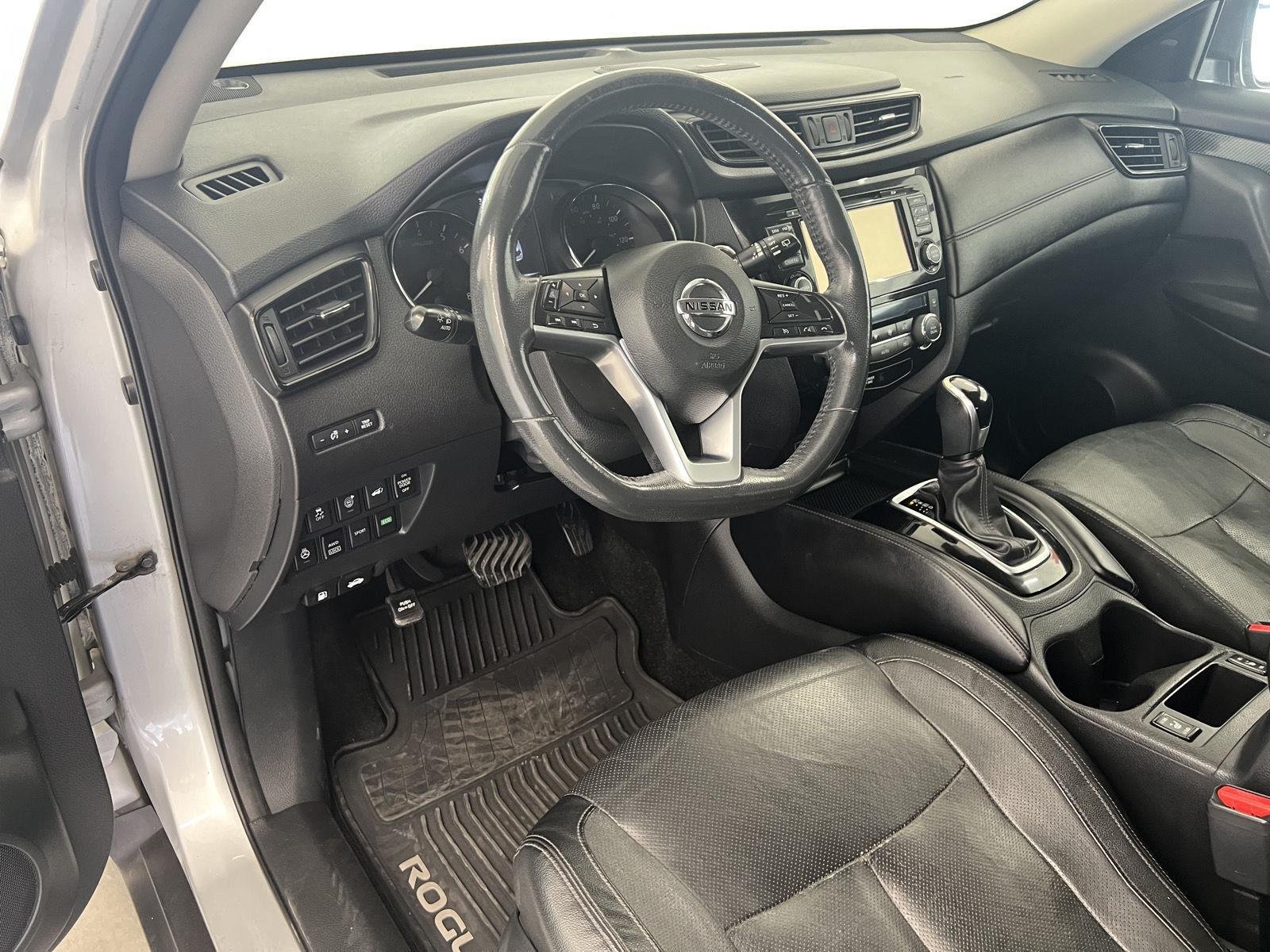 Used 2017 Brilliant Silver Nissan SL image 4