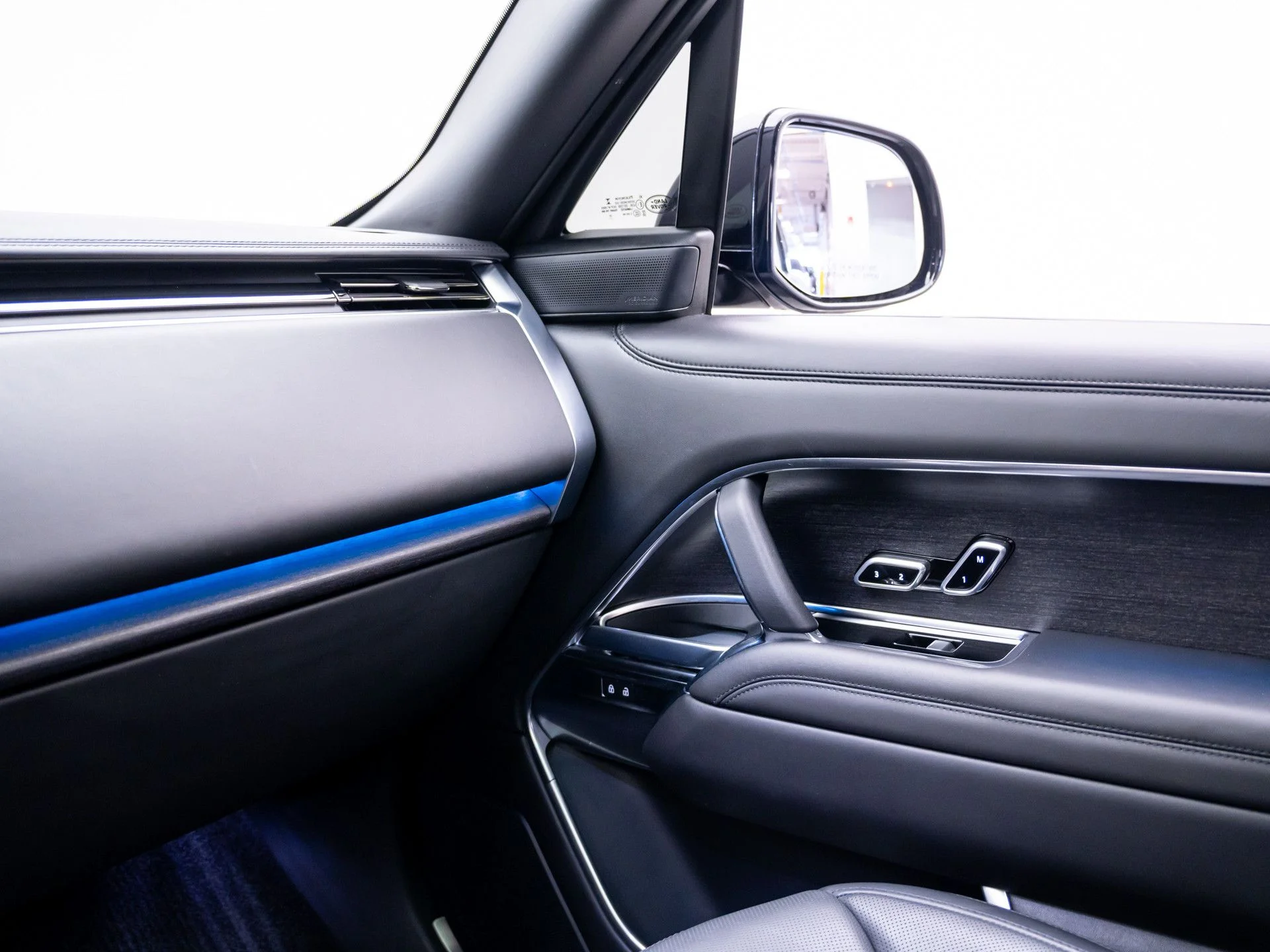Used 2023  Land Rover Autobiography image 27