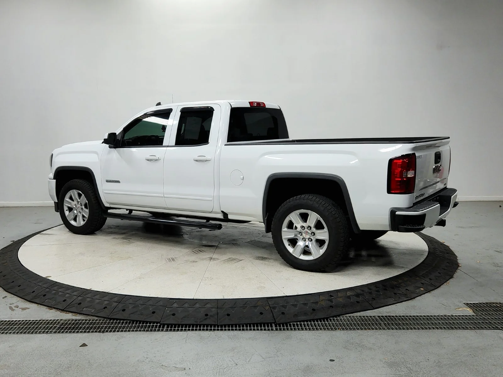 Used 2017 White GMC SLE image 6