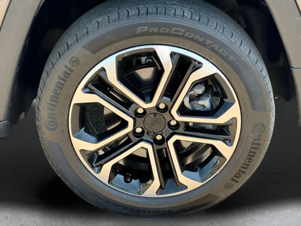 Used 2022 Gray Jeep Limited image 31