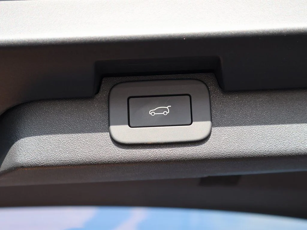 Used 2026 Varesine Blue Metallic Land Rover Gemini Edition image 17