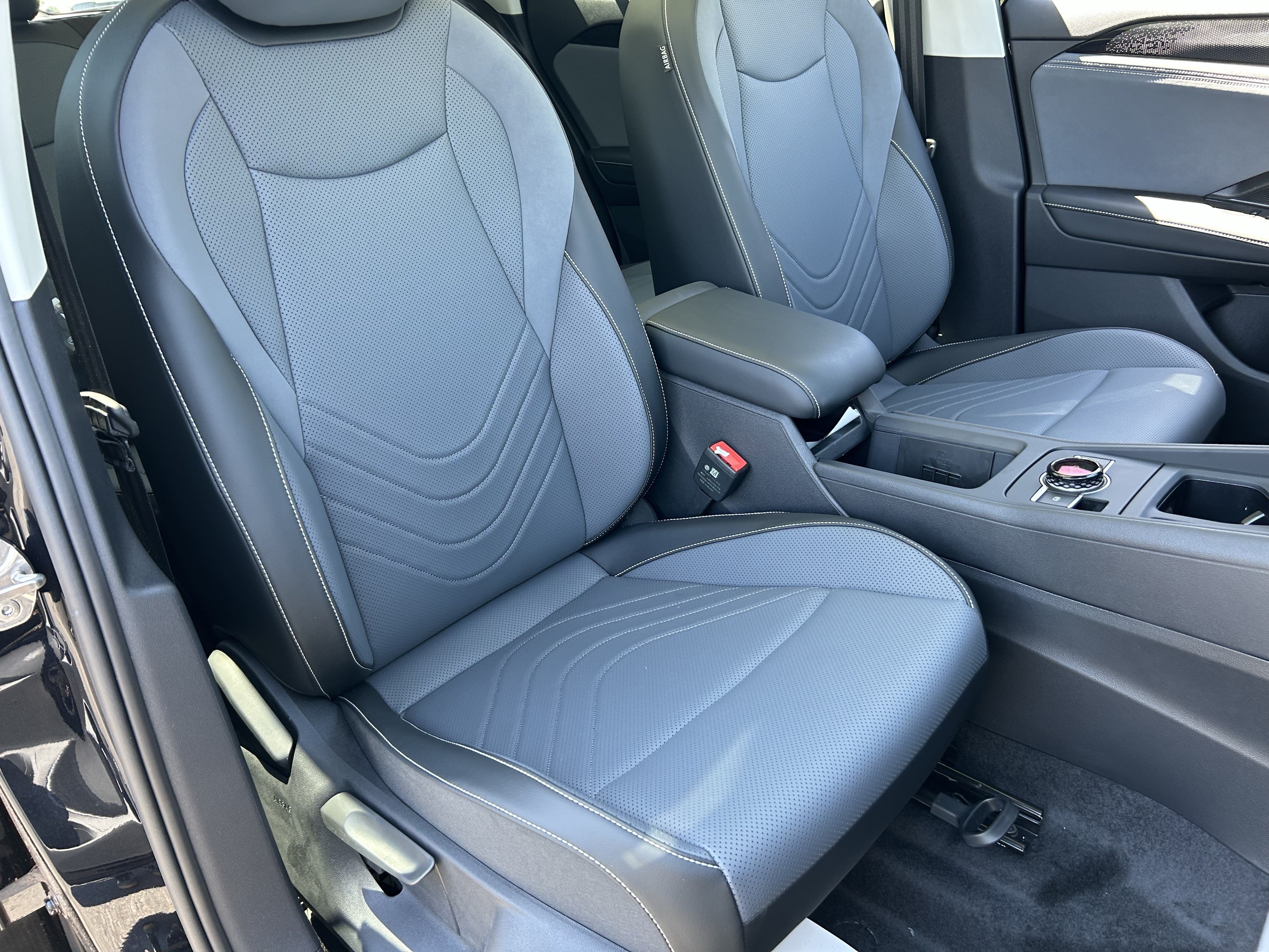 New 2026 Deep Black Pearl Volkswagen SE image 6