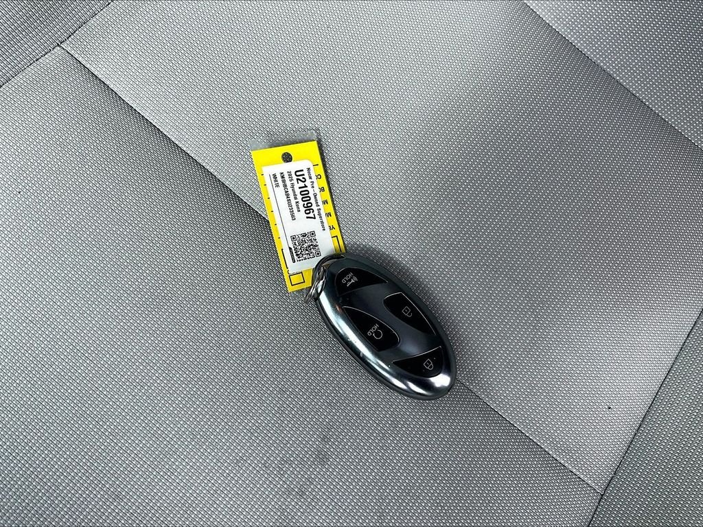 Used 2025 White Hyundai SEL image 27
