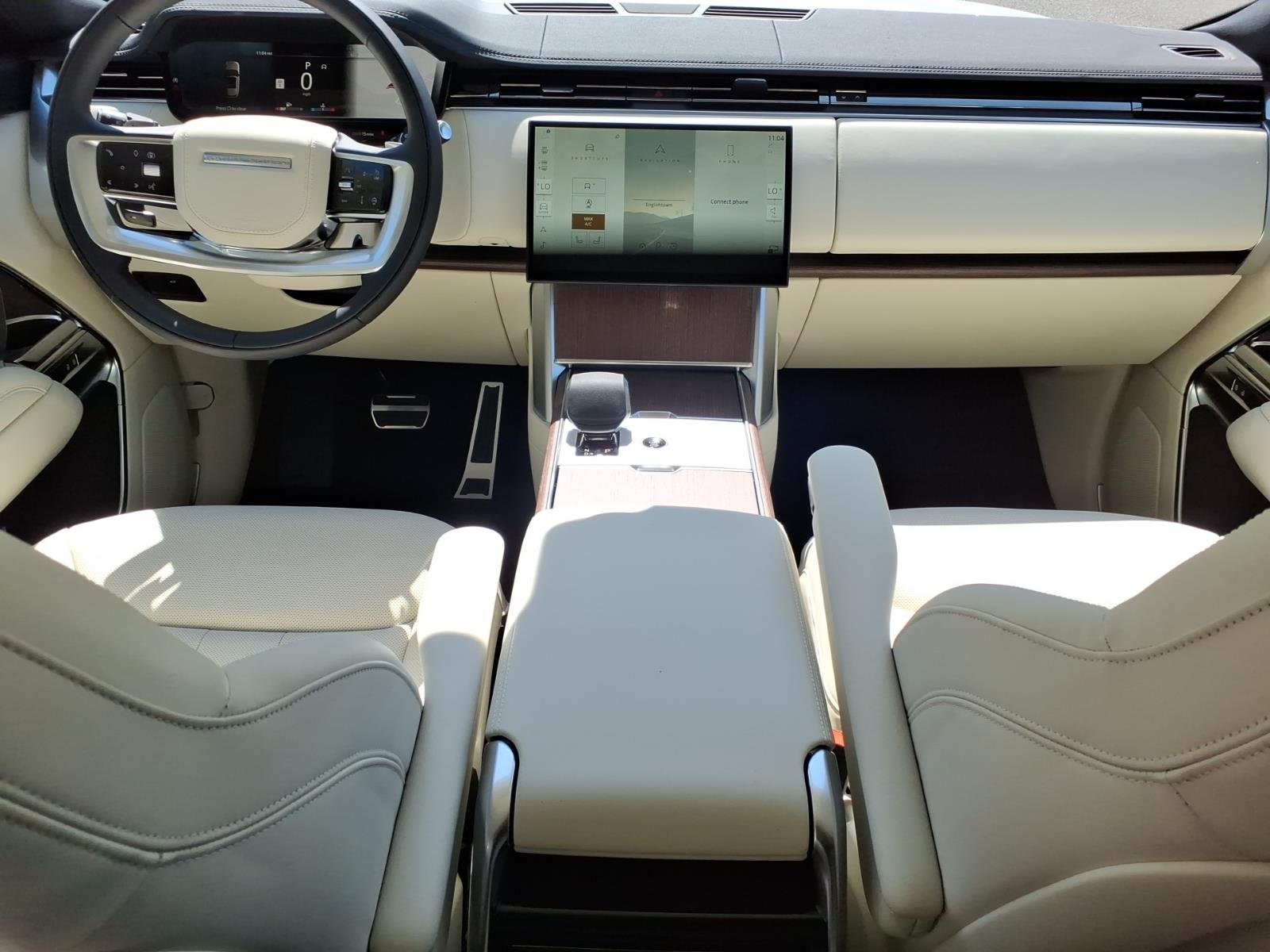 New 2026 Ostuni Pearl White Land Rover SE LWB image 4