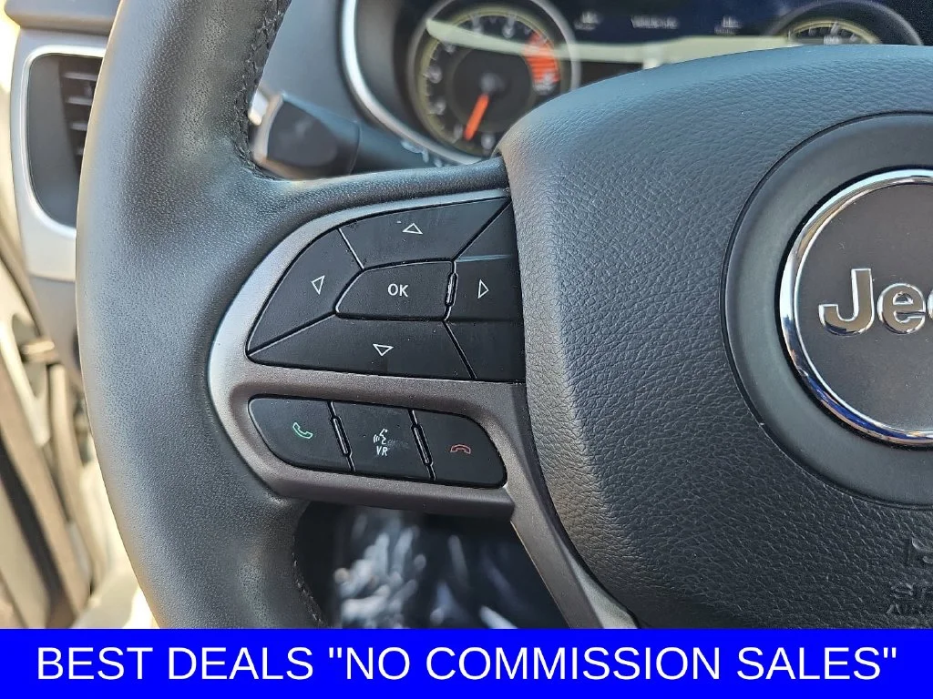 Used 2021 Bright White Clearcoat Jeep Latitude Lux image 17