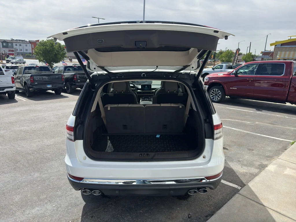 Used 2023 Pristine White Metallic Tri-Coat Lincoln Reserve image 16