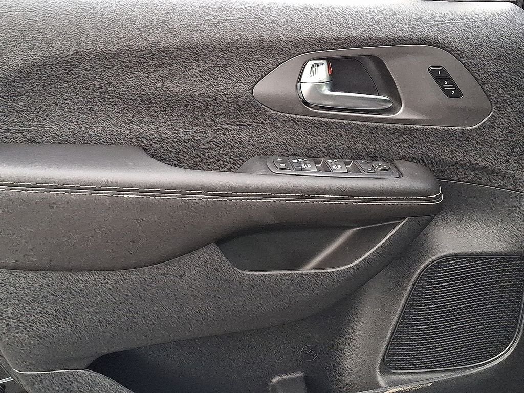 2026 Chrysler Pacifica Select - Photo 10