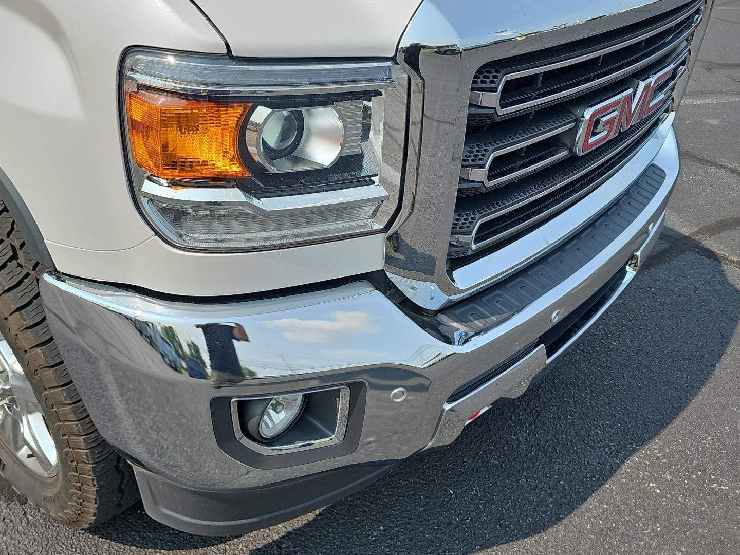Used 2019 White Frost Tricoat GMC SLT image 31