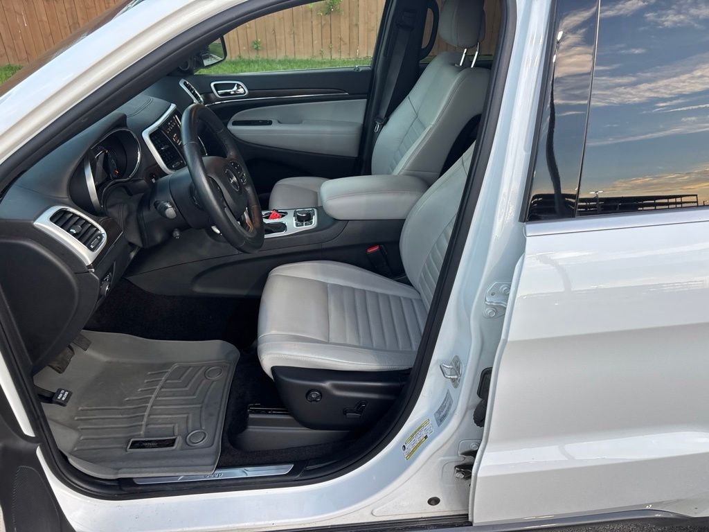 Used 2018 White Jeep Limited image 9