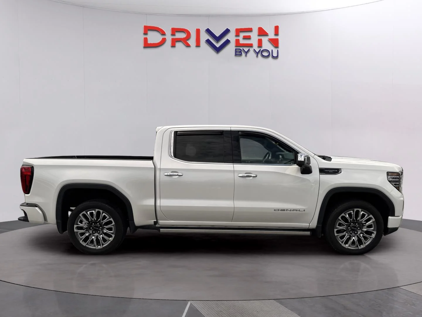 Used 2024 White Frost Tricoat GMC Denali Ultimate image 6