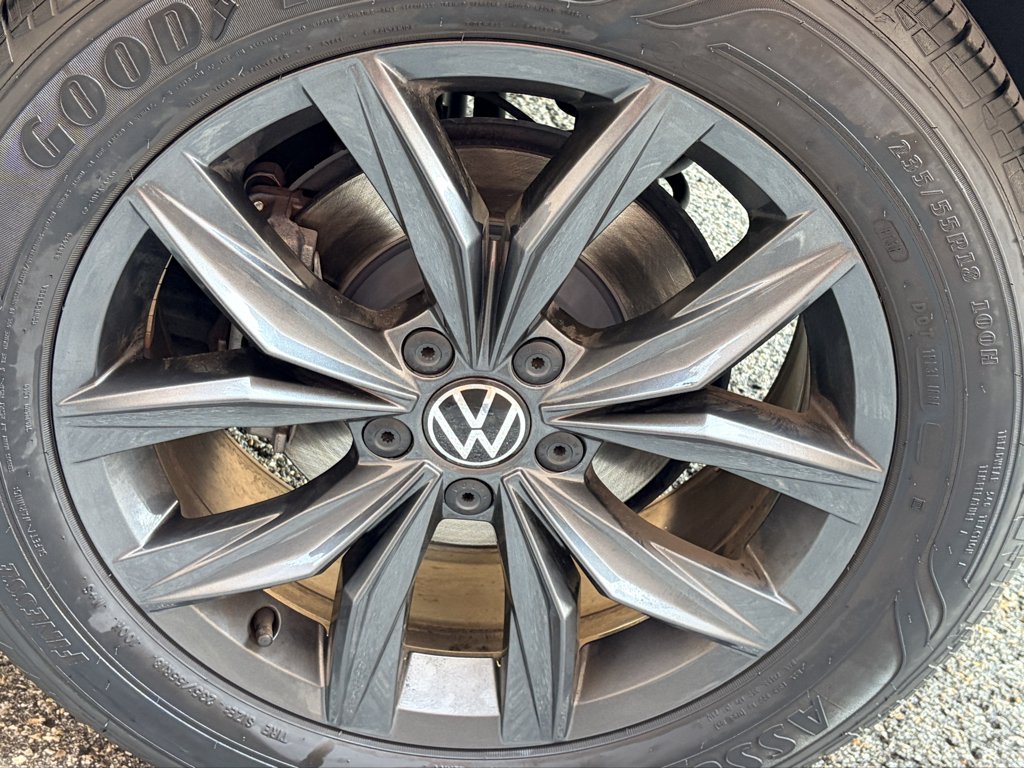Used 2024 Platinum Gray Metallic Volkswagen SE image 9