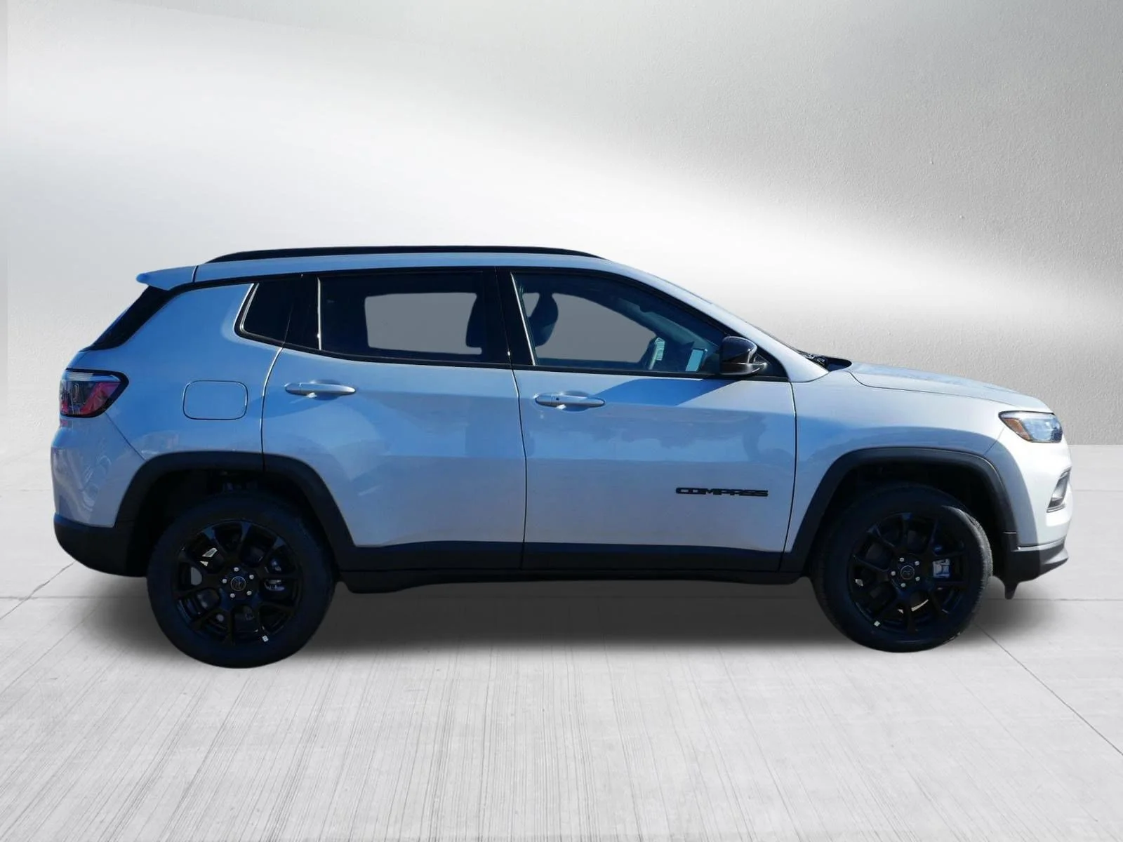 New 2026 Silver Zynith Metallic Clear-Coat Exterior Paint Jeep Latitude Altitude image 8