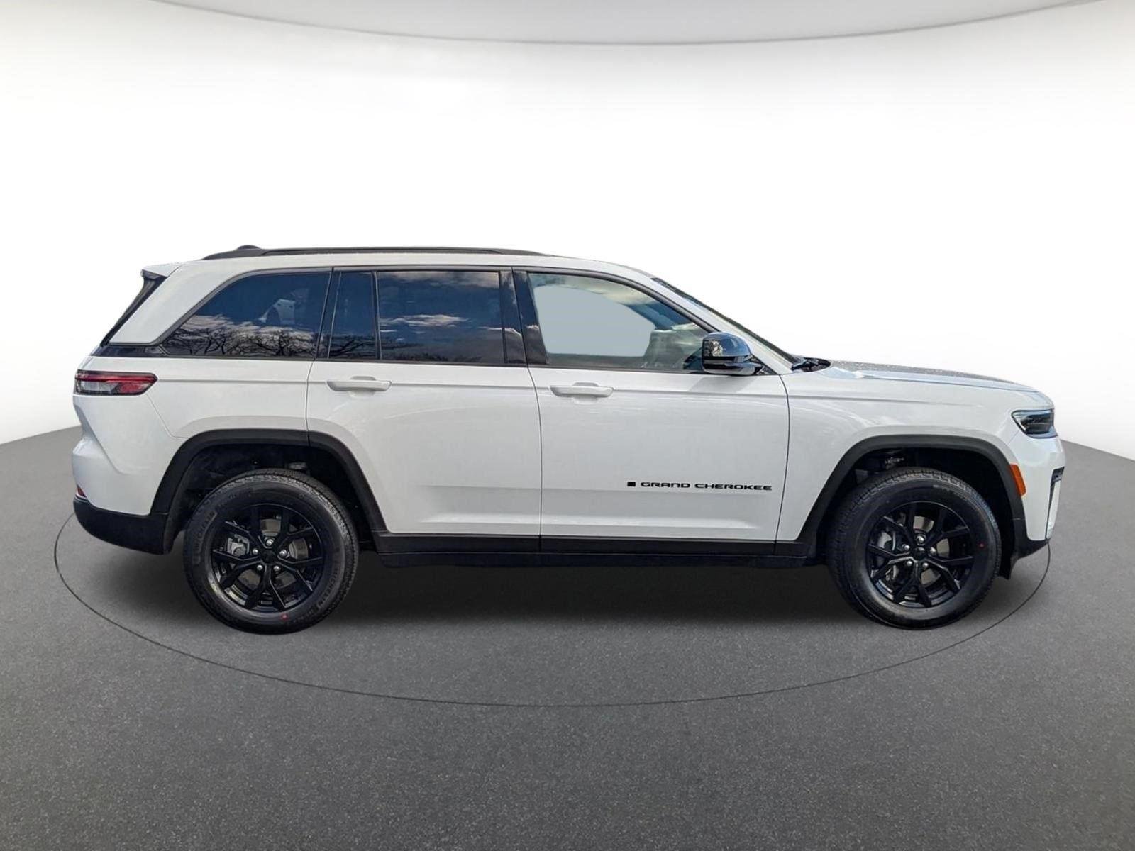 New 2026 Bright White Clear-Coat Exterior Paint Jeep Laredo Altitude image 3