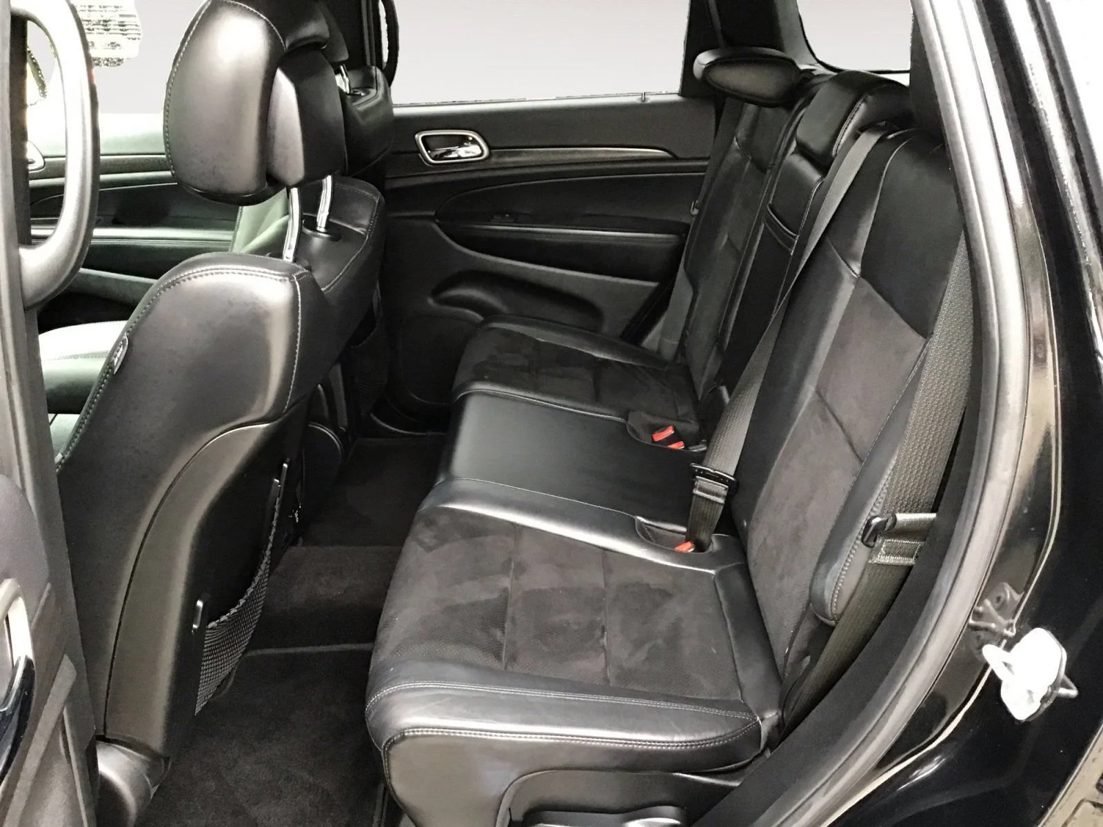 Used 2018 Diamond Black Crystal Pearlcoat Jeep Altitude image 23