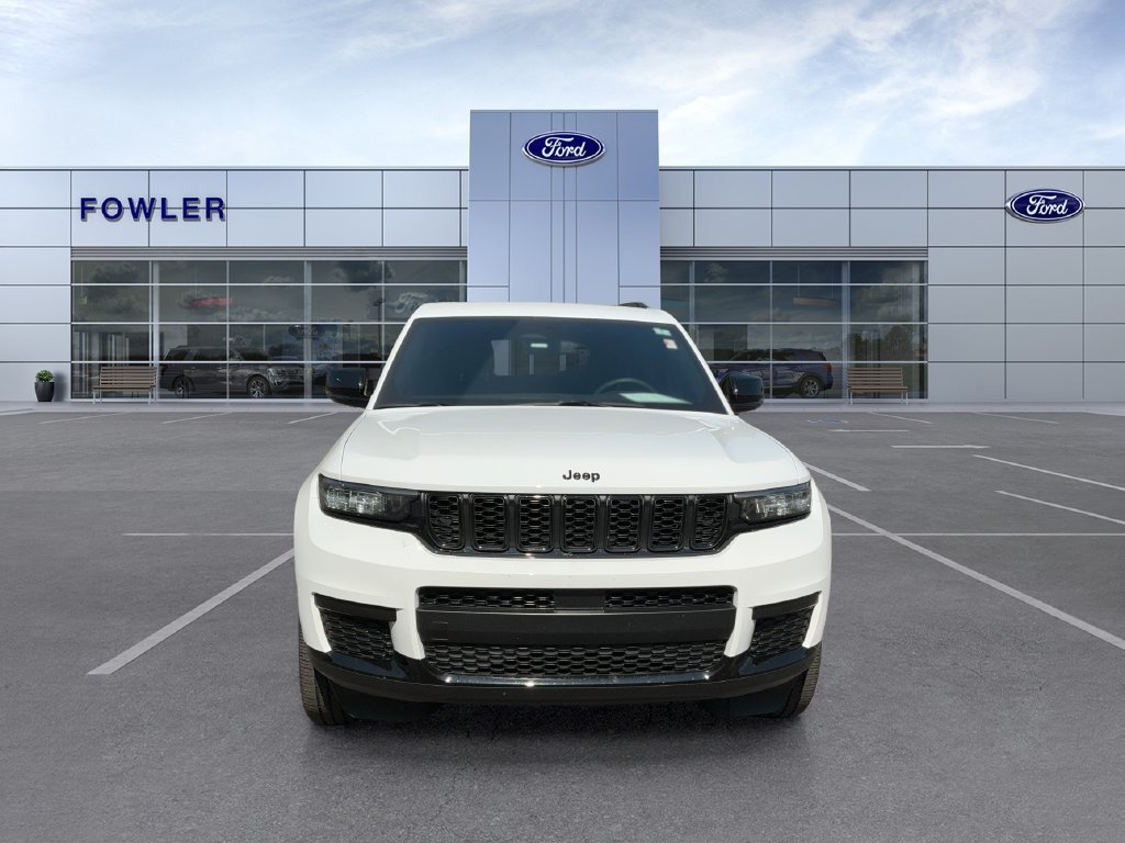 Used 2023 White Jeep Altitude image 4