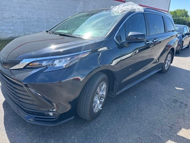 2025 Toyota Sienna XLE 8-Passenger Hybrid FWD's photo