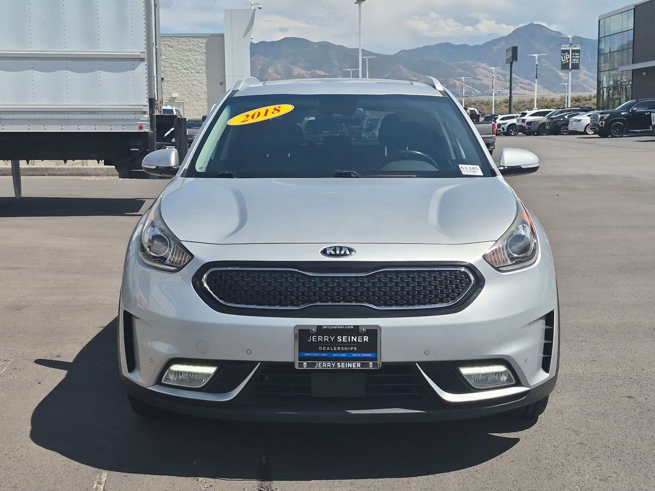 Used 2018 Silky Silver Kia Touring image 8