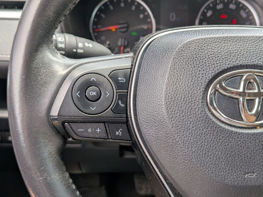 Used 2019 Silver Toyota XLE Premium image 23
