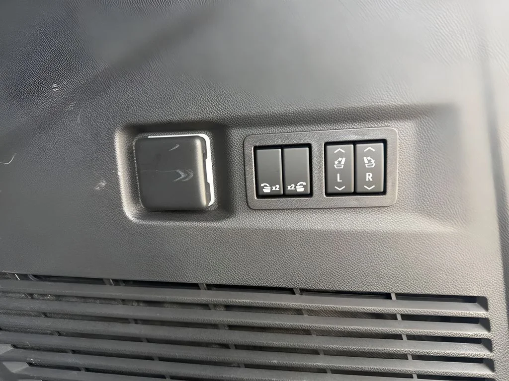 Used 2023 White GMC AT4 image 35