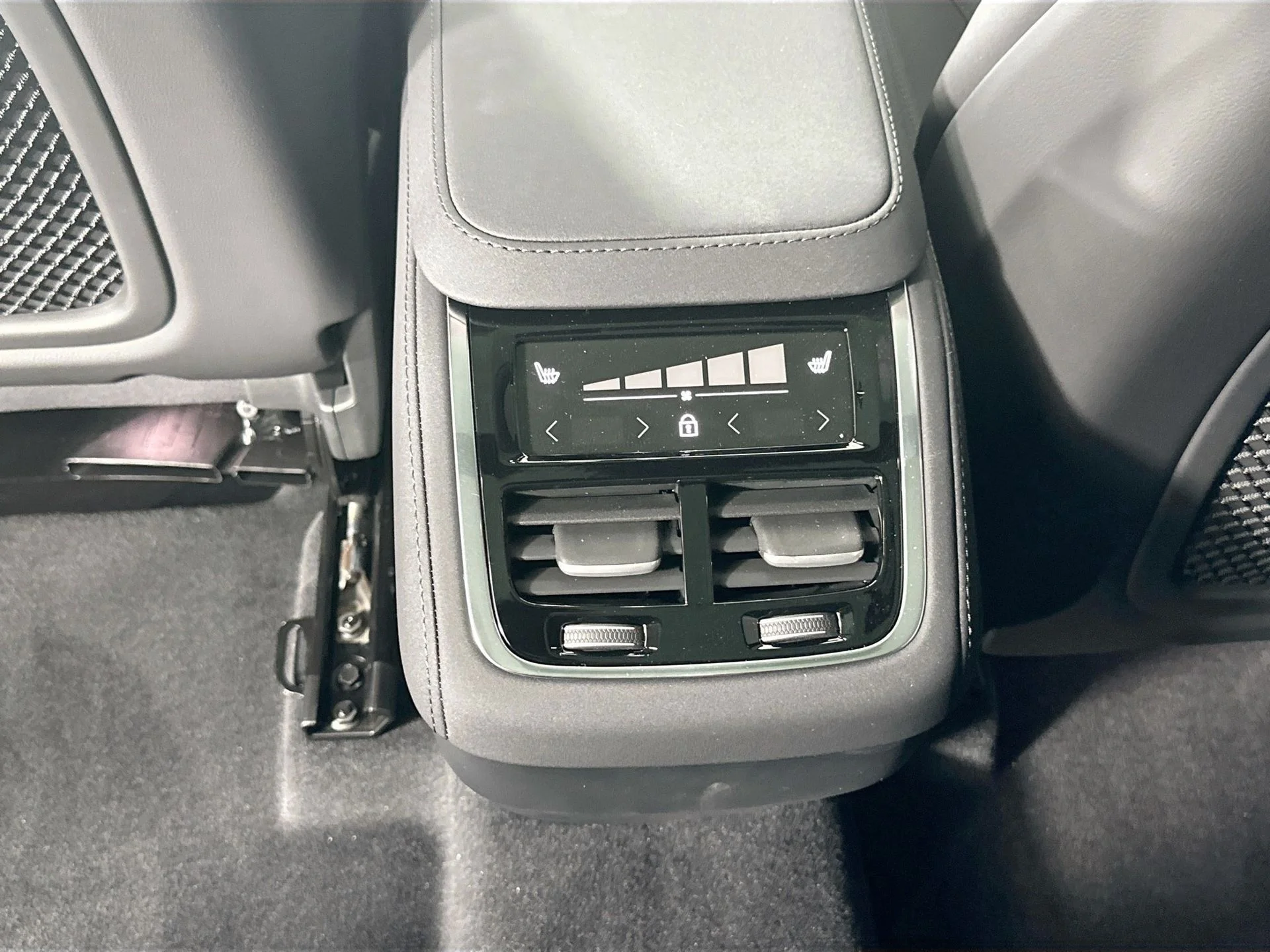 2026 Volvo XC90 Plus - Photo 29