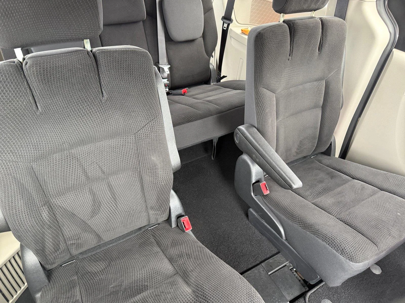 Used 2019 Granite Pearlcoat Dodge SE image 17