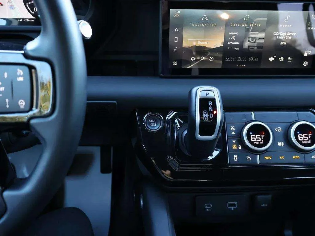 2024 Land Rover Defender X-Dynamic SE - Photo 16