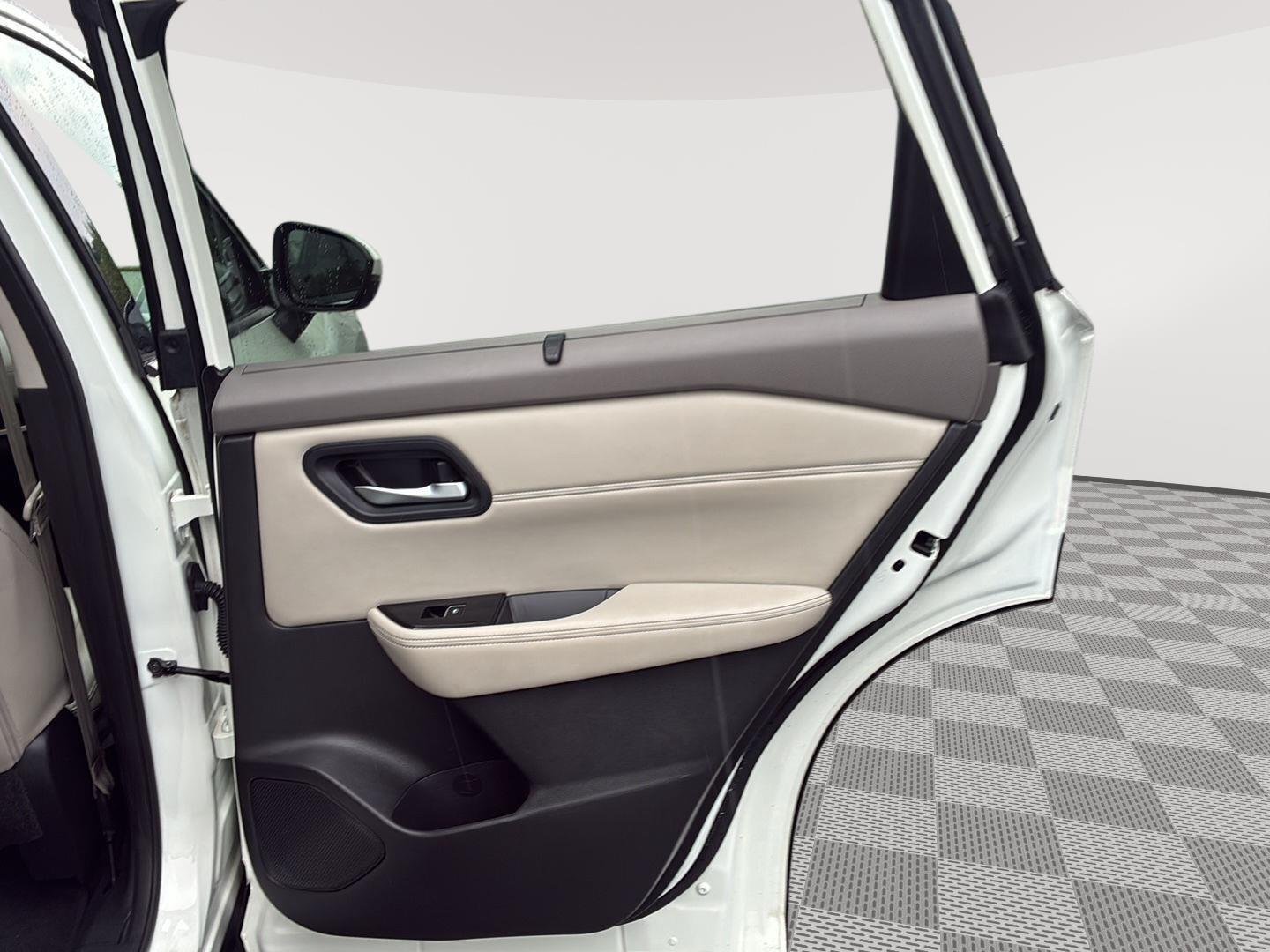 Used 2023 Pearl White TriCoat Nissan SL image 16