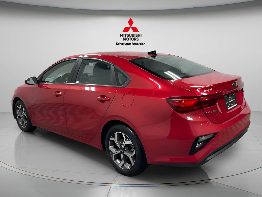 Used 2021 Currant Red Kia LXS image 4