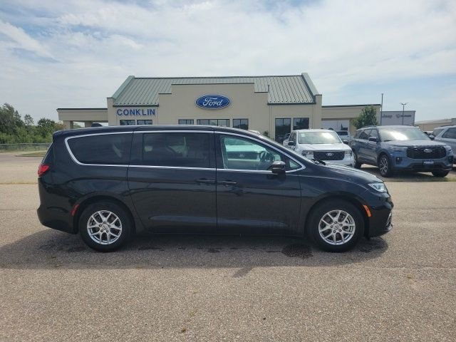 Used 2023 Black Chrysler Touring L image 19
