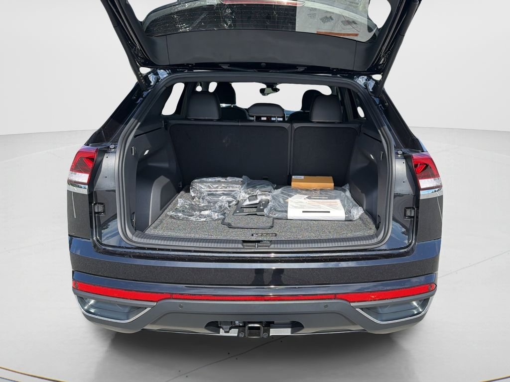 New 2026 Deep Black Pearl Volkswagen SE w/Technology image 9