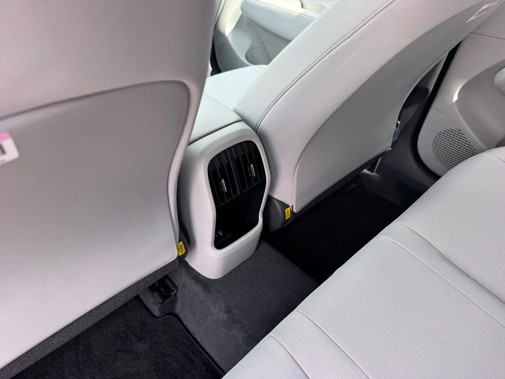 Used 2025 Black Hyundai SEL Convenience image 16