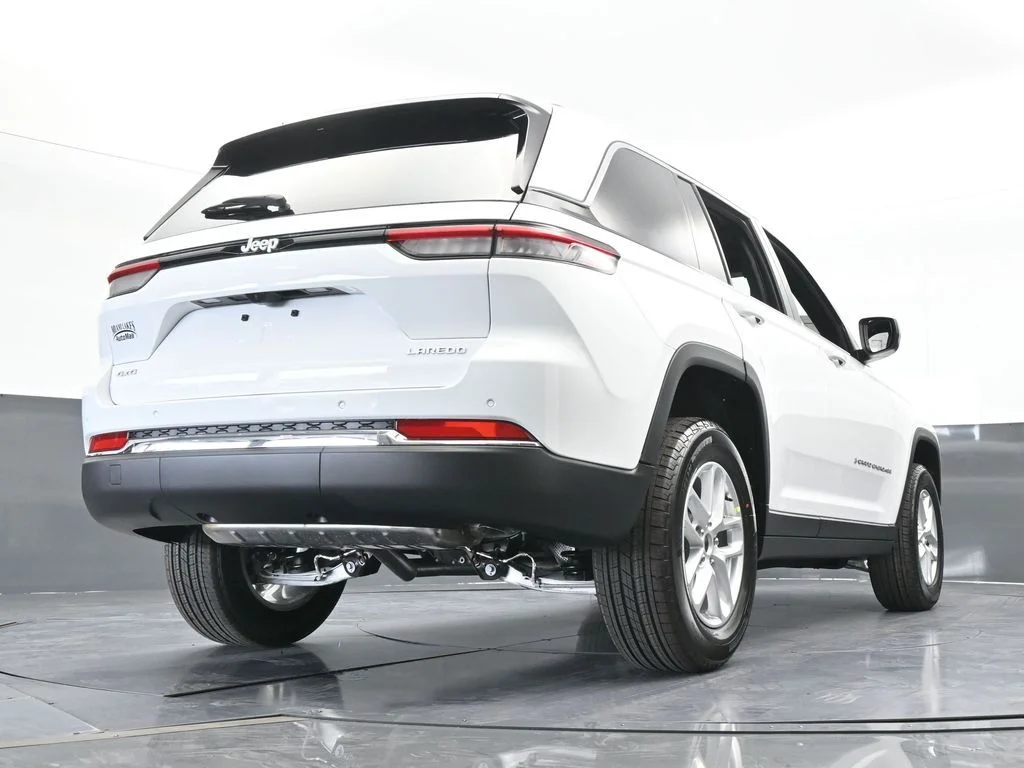 New 2026 Bright White Clear-Coat Exterior Paint Jeep Laredo X image 56
